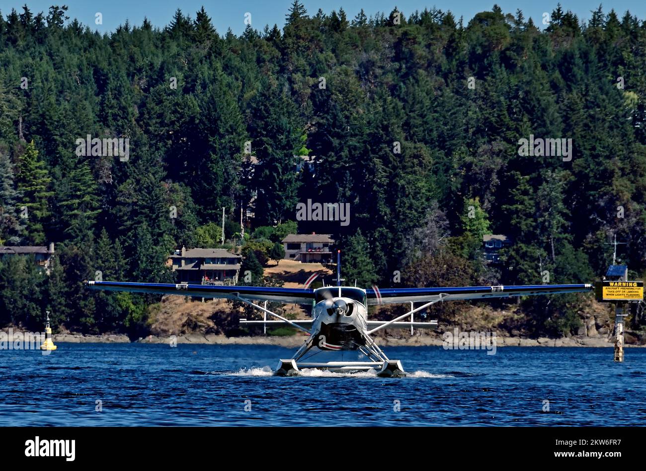 Eine Vorderansicht eines Wasserflugzeugs, das an der Küste von Vancouver Island in British Columbia, Kanada, auf dem Wasser startet. Stockfoto