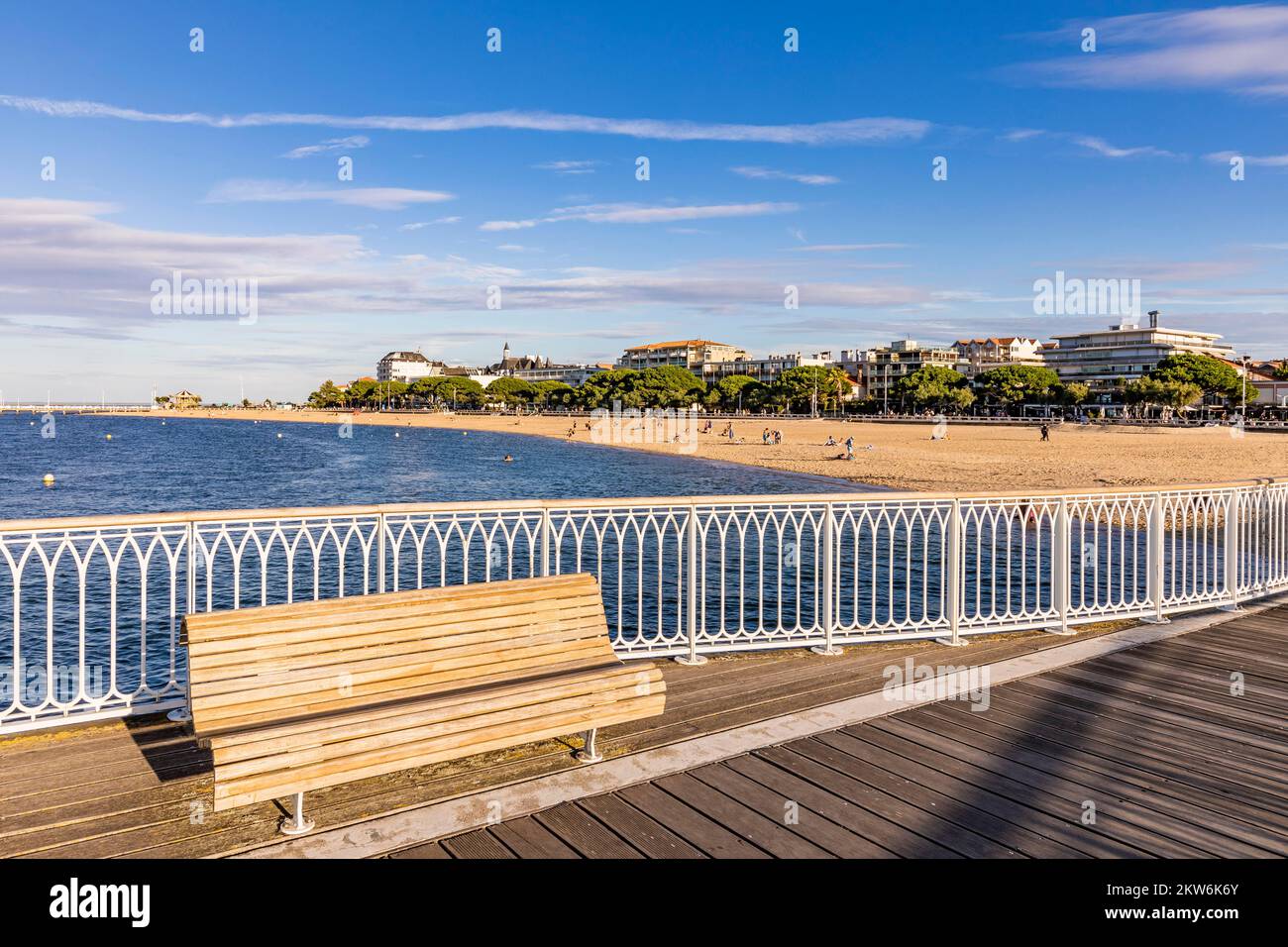 Leute am Strand und am Meer, Blick auf die Stadt, Arcachon Bay, Arcachon, Aquitaine, New Aquitaine, Frankreich, Europa Stockfoto
