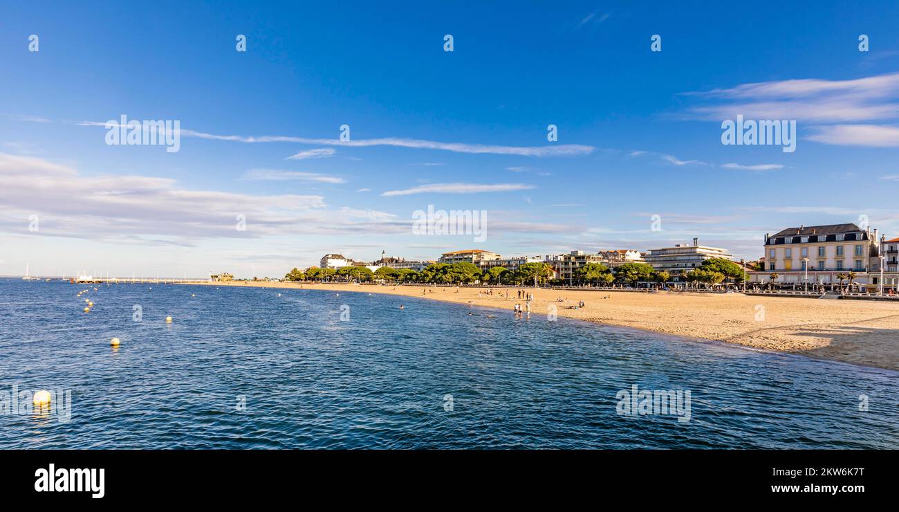 Leute am Strand und am Meer, Blick auf die Stadt, Arcachon Bay, Arcachon, Aquitaine, New Aquitaine, Frankreich, Europa Stockfoto