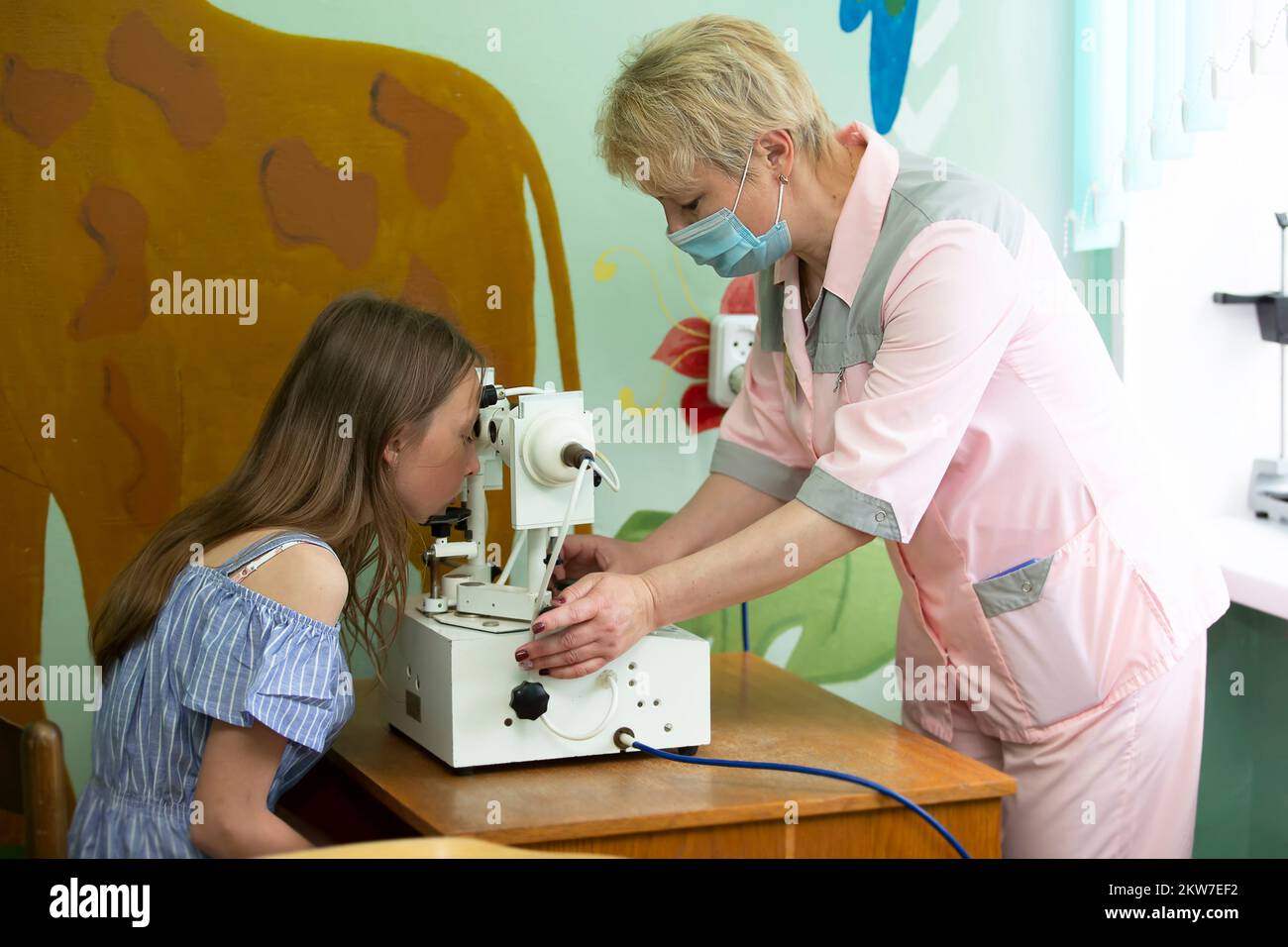 Kinderaugenklinik. Optiker und Teenager. Zur Behandlung von Sehstörungen im Kindesalter. Stockfoto