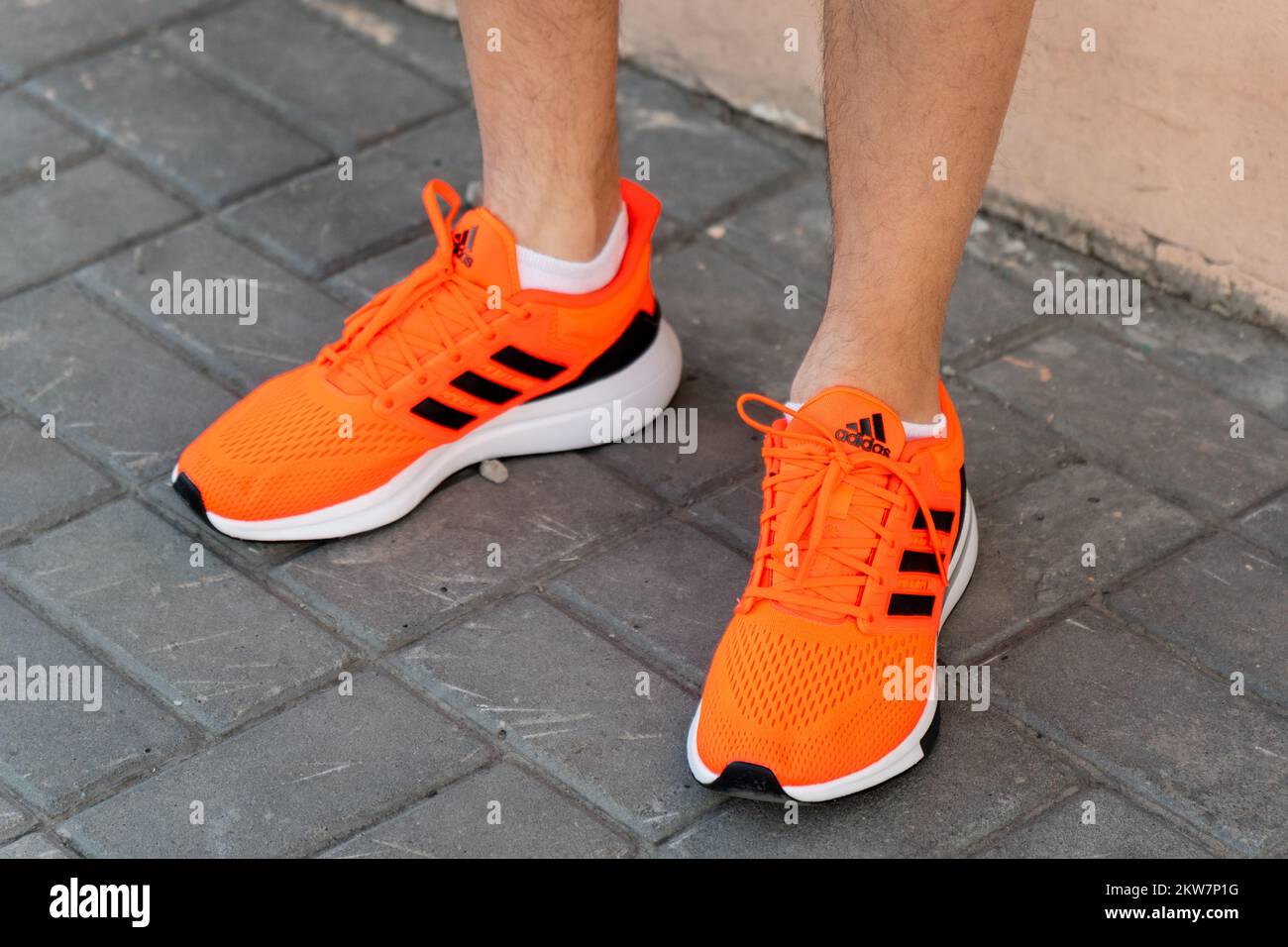 Tjumen, Russland-03. Mai 2022: Adidas Sportschuh. Adidas ist ein deutsches Unternehmen, das Kleidung und Accessoires entwirft. Selektiver Fokus Stockfoto
