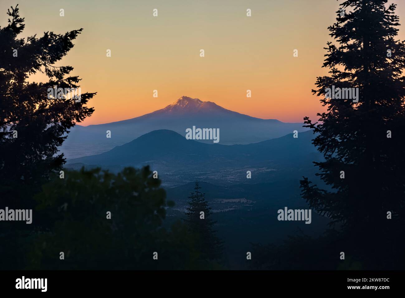 Mount Shasta bei Sonnenaufgang, Pacific Crest Trail, Kalifornien, USA Stockfoto