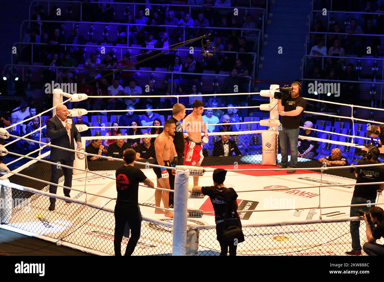 Orenburg, Russland - 15. Juni 2018: Jungs treten beim internationalen Profiturnier der Mixed Martial Arts (MMA) – (M-1 Challenge 94) beim Turnier 'T an Stockfoto