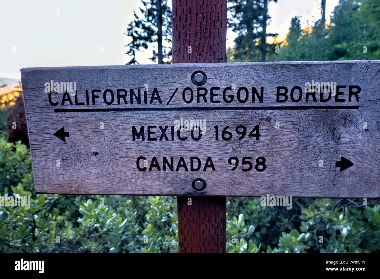 Schild an der Grenze zwischen Kalifornien und Oregon auf dem Pacific Crest Trail, Ashland, Oregon, USA Stockfoto