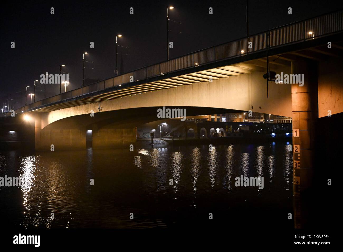 Bremen, Deutschland. 30.. November 2022. Das Licht der Laternen spiegelt sich im Wasser der Weser unter der Bremer Wilhelm Kaisen Brücke wider. Einer neuen Studie zufolge haben die Weser-Brücken von Bremen nur eine begrenzte Tragkraft. Kurzfristig soll der Lkw-Verkehr eingeschränkt werden. Kredit: Sina Schuldt/dpa/Alamy Live News Stockfoto