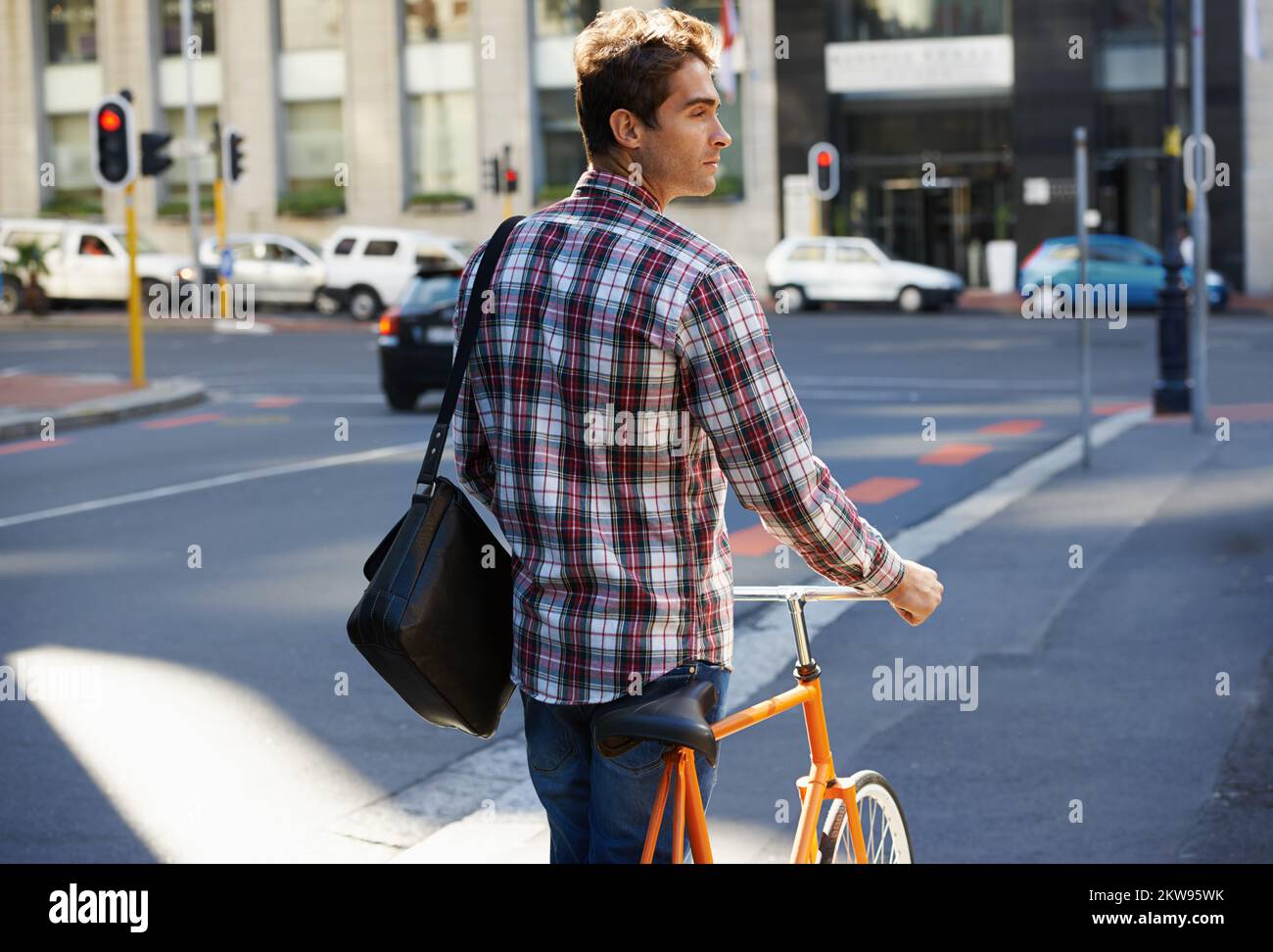 Sein bevorzugtes Transportmittel. Ein gutaussehender Mann, der mit dem Fahrrad in der Stadt reist. Stockfoto