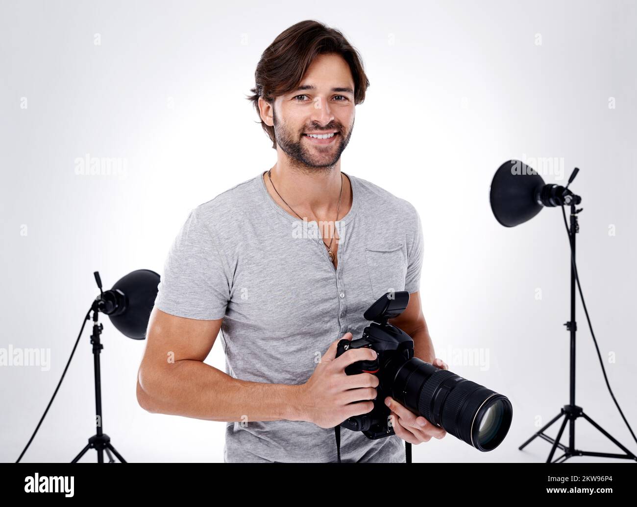 Lesen..., Zielen... Schießen. Ein professioneller Fotograf in seinem Studio. Stockfoto