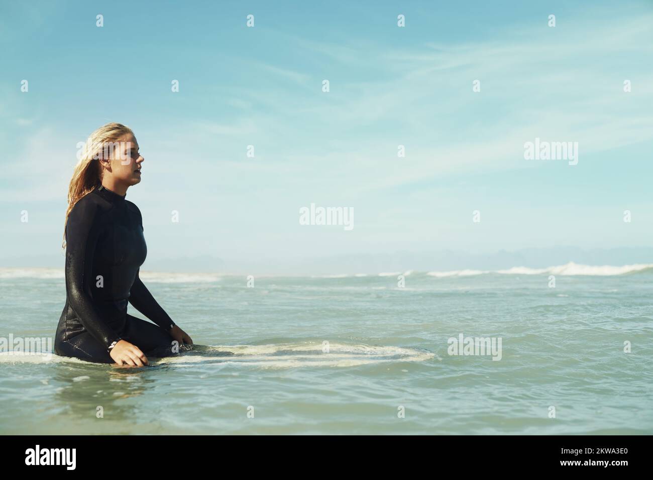 Der Sommer ist zum Surfen. Eine attraktive junge Frau, die am Strand surft. Stockfoto