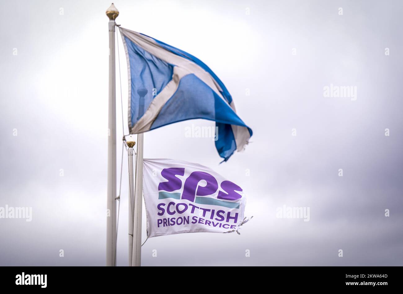 Das Dateifoto vom 09. September 06/22 der Flaggen des Saltire and Scottish Prison Service, die außerhalb von HMP Edinburgh flogen, wurde Gefangenen beigebracht, wie man Kleinstunternehmen gründet, um die Zahl zu reduzieren, die hinter Gittern enden, wobei das Pilotprojekt nun erweitert werden soll. Stockfoto