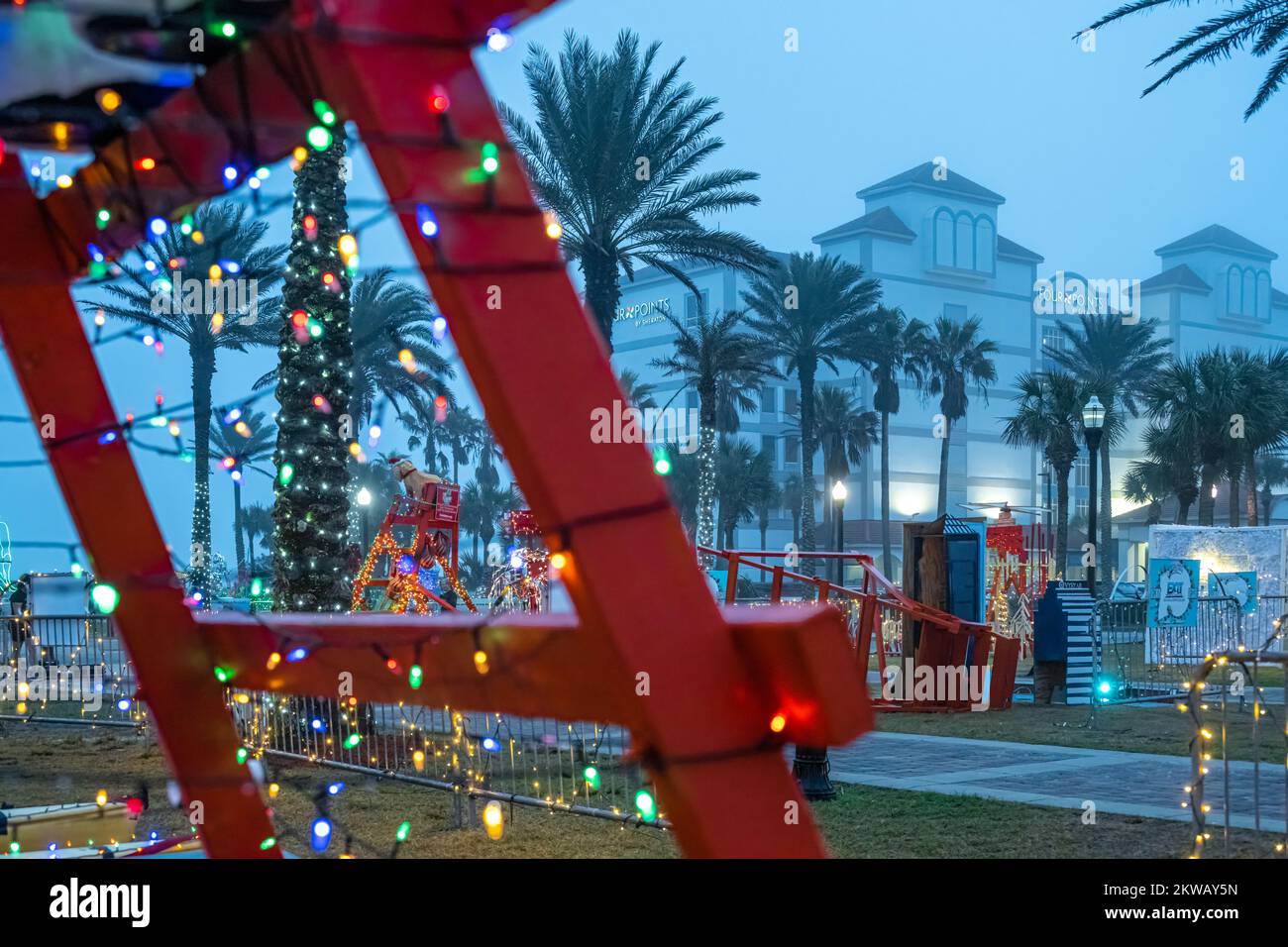 Decken Sie die Stühle mit kreativ beleuchteten und dekorierten Rettungsschwimmstühlen auf dem Latham Plaza im Zentrum von Jacksonville Beach, Florida. (USA) Stockfoto