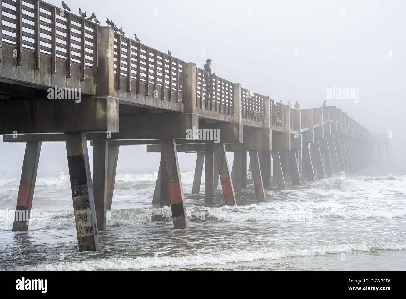 Nebliger Morgen bei Sonnenaufgang am Jacksonville Beach Fishing Pier in Jacksonville Beach, Florida. (USA) Stockfoto