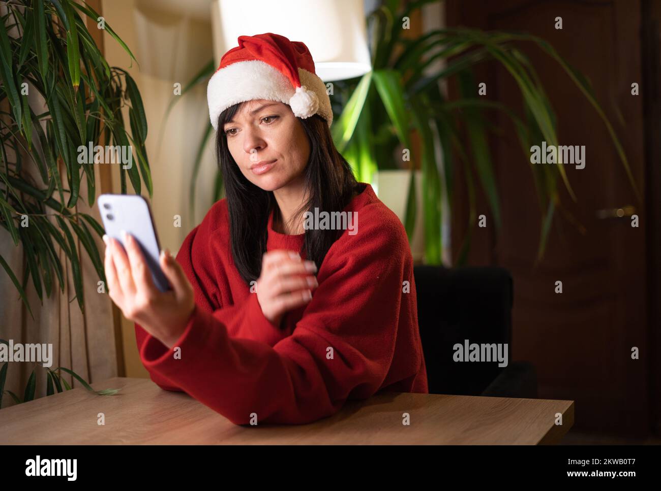 Frau, die auf einen Anruf wartet, aufgeregt, als sie auf den Bildschirm eines Mobiltelefons sah