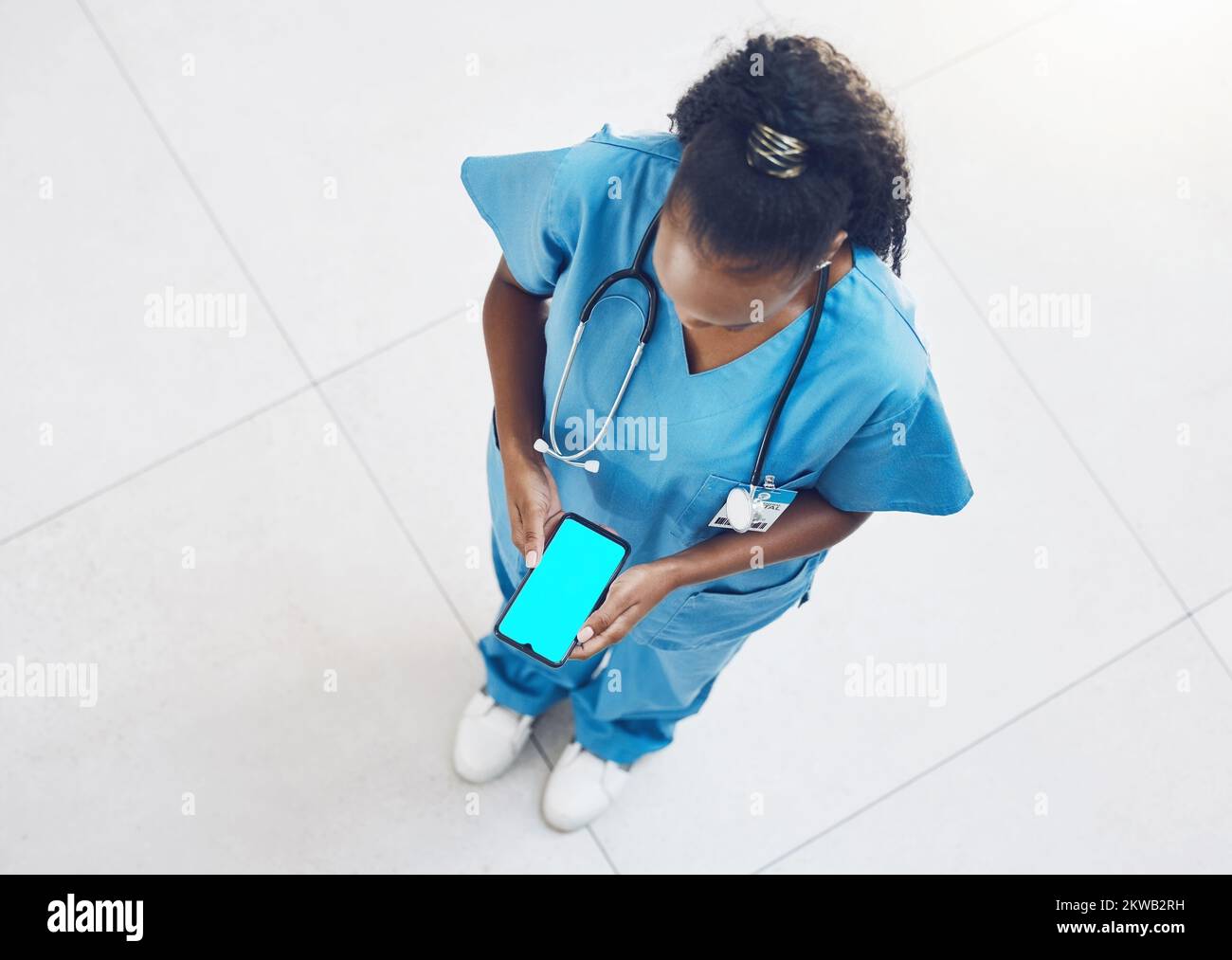 Krankenschwester, Telefon und grüner Bildschirm mit Modell für schwarze Frau mit Gesundheits-, Medizin- und Wellness-App. Draufsicht, mobile Technologie und Modell für Stockfoto