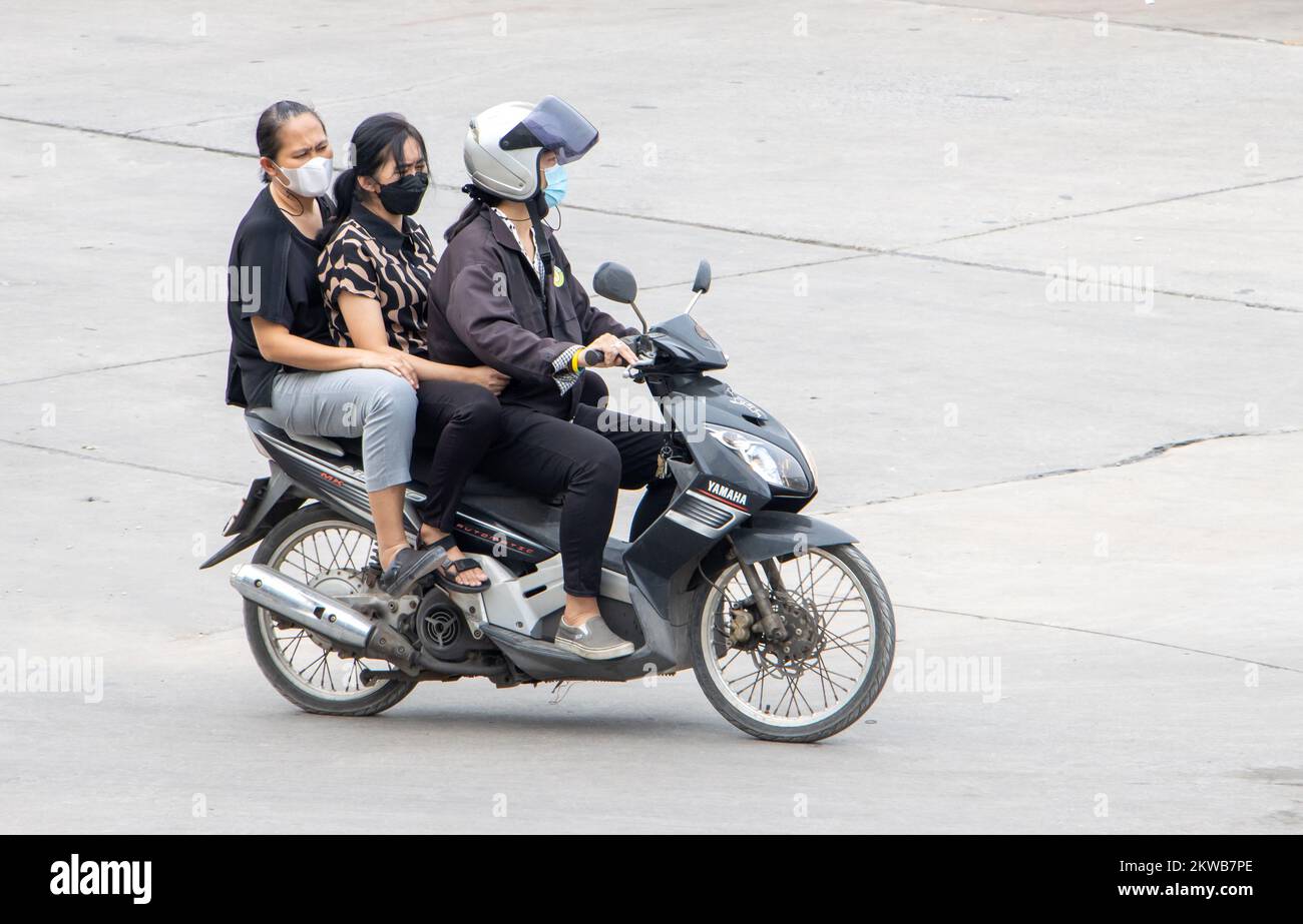 SAMUT PRAKAN, THAILAND, 02 2022. MÄRZ, Drei Frauen fahren zusammen auf einem Motorrad Stockfoto