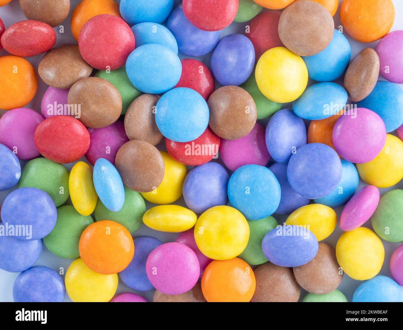 Nahaufnahme von mehrfarbigen Süßigkeiten mit Schokoladenüberzug Stockfoto