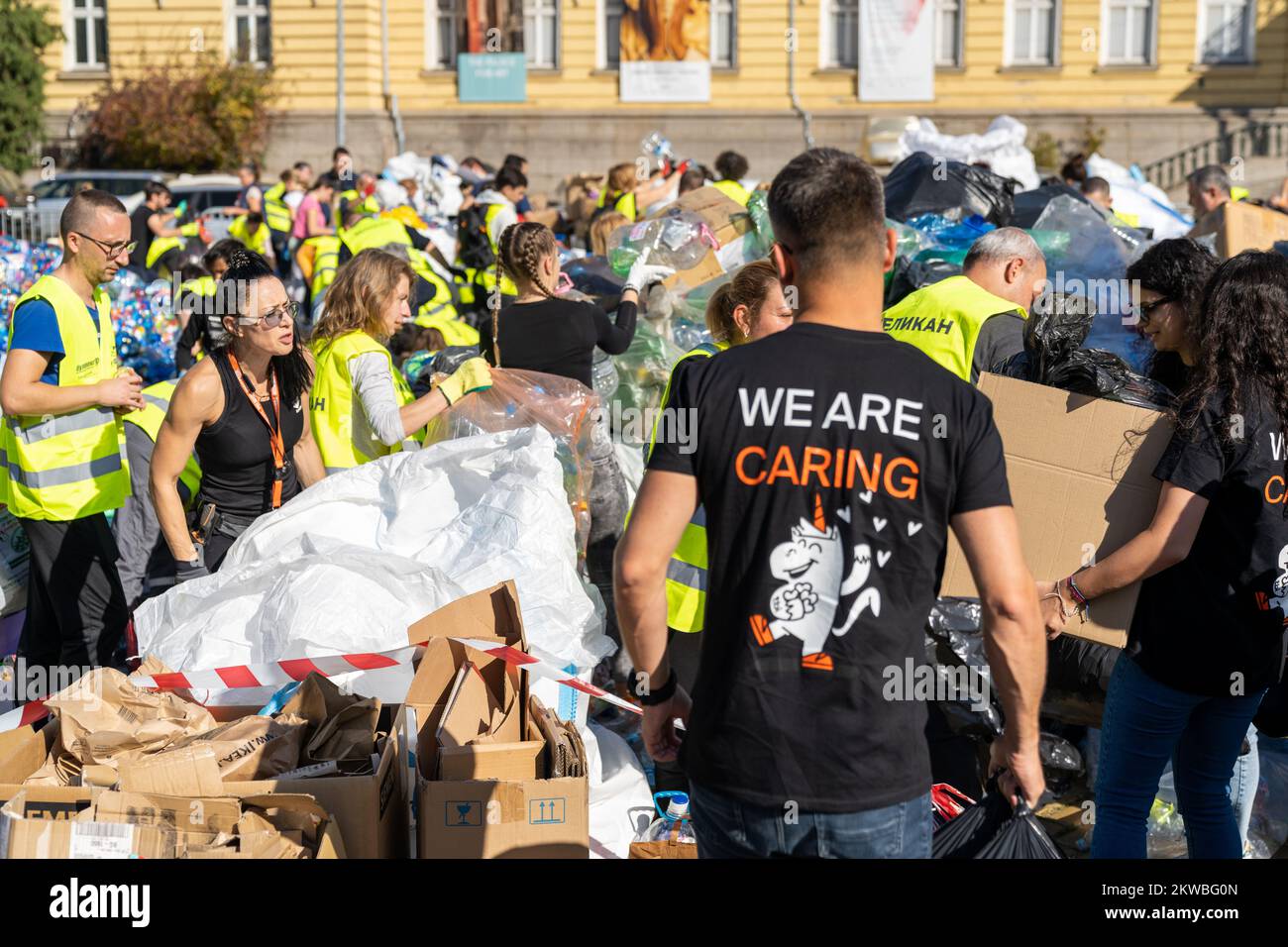 Sofia, Bulgarien - 30. Oktober 2022: Die Menschen von Sofia führen eine riesige Müll- und Recyclingsammlung durch, um die Stadt zu reinigen Stockfoto