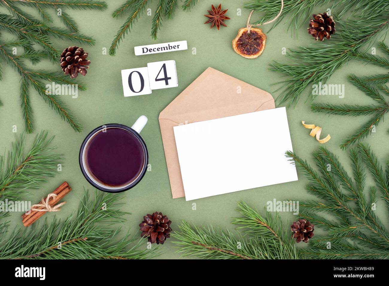 Dezember 4. Kalenderdatum, weiß, leer mit handgefertigten Umschlägen, Tasse Tee und natürlicher Einrichtung auf grünem Hintergrund. Hallo Winter. Vorlage für Ihre Konstruktion, Stockfoto