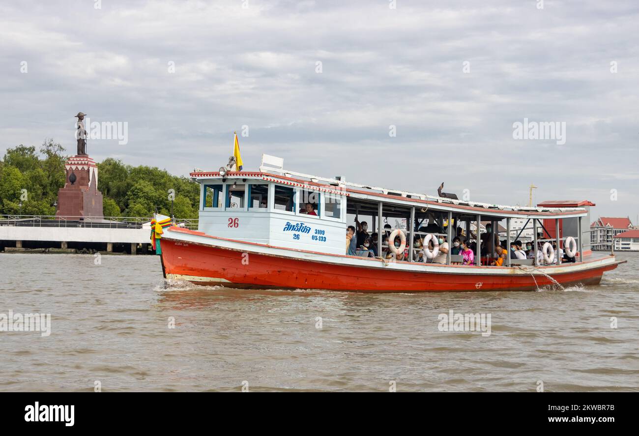 SAMUT PRAKAN, THAILAND, NOVEMBER 13 2022, die Fähre transportiert Passagiere auf dem Fluss Chao Phraya in Samut Prakan Stockfoto