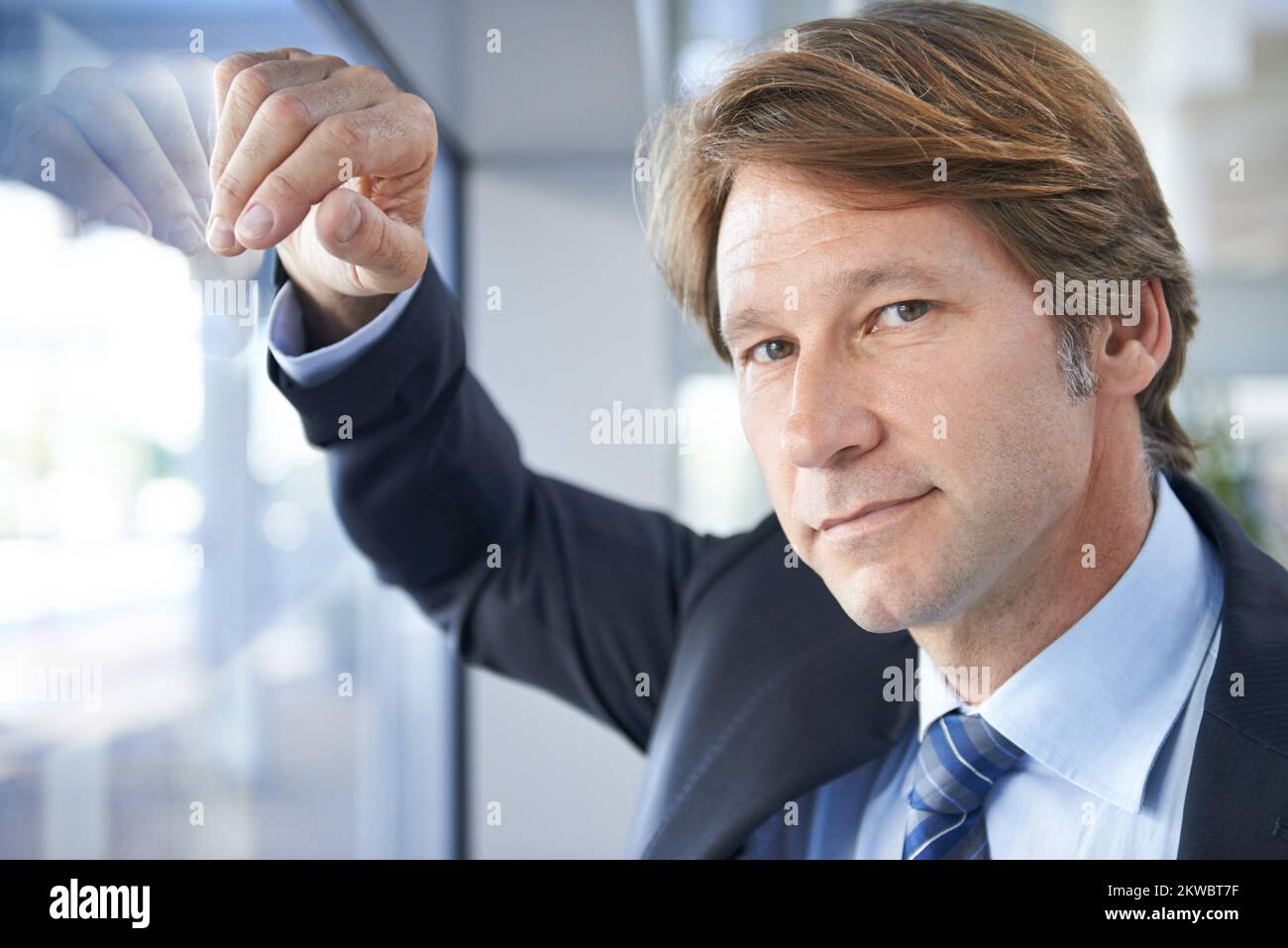 Durch die Korridore der Macht zu gehen. Ein reifer Geschäftsmann in einem Bürogebäude. Stockfoto