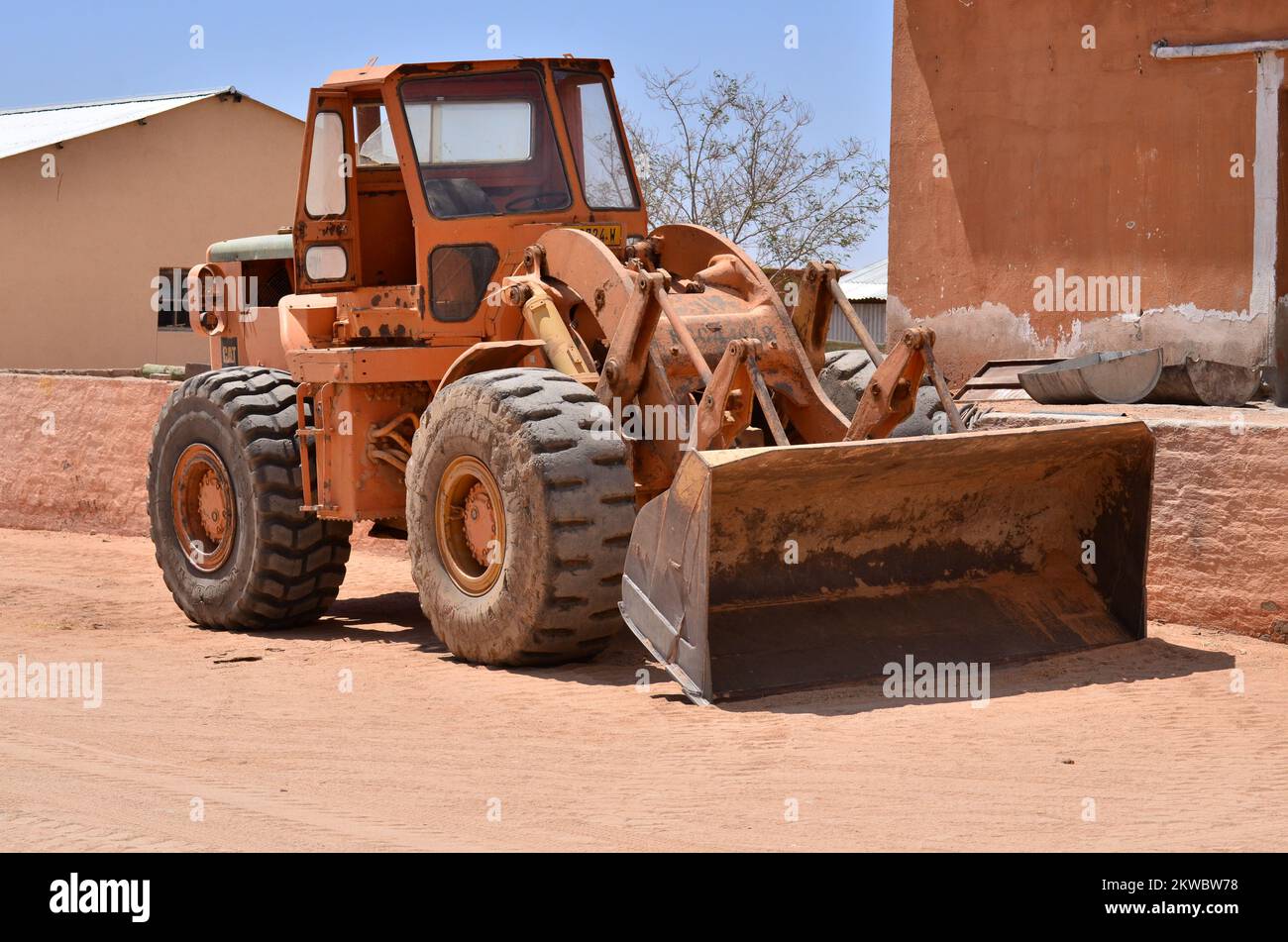 Alter staubiger großer Radlader Caterpillar Namibia Afrika Stockfoto
