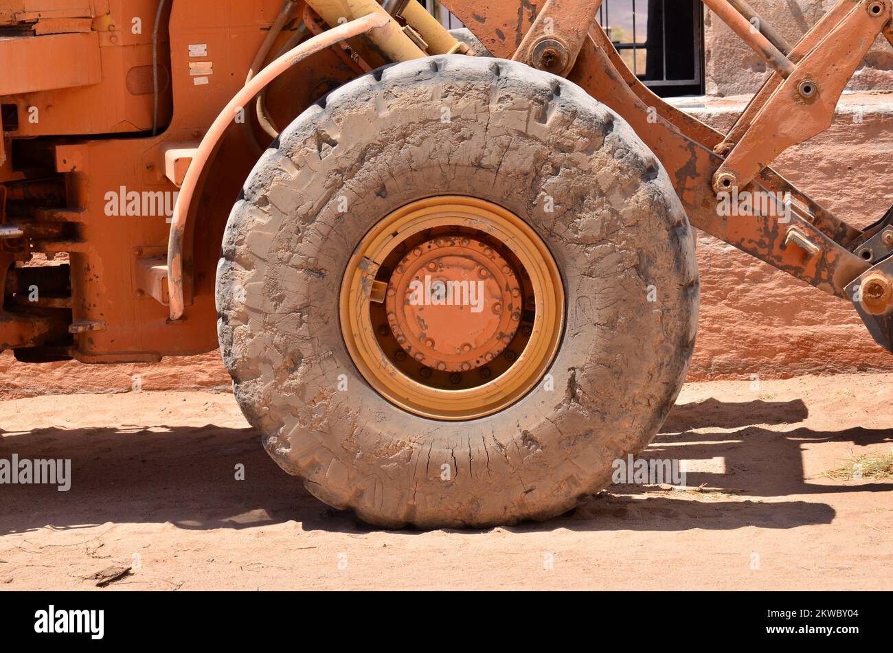 Alter staubiger großer Radlader Caterpillar Namibia Afrika Stockfoto