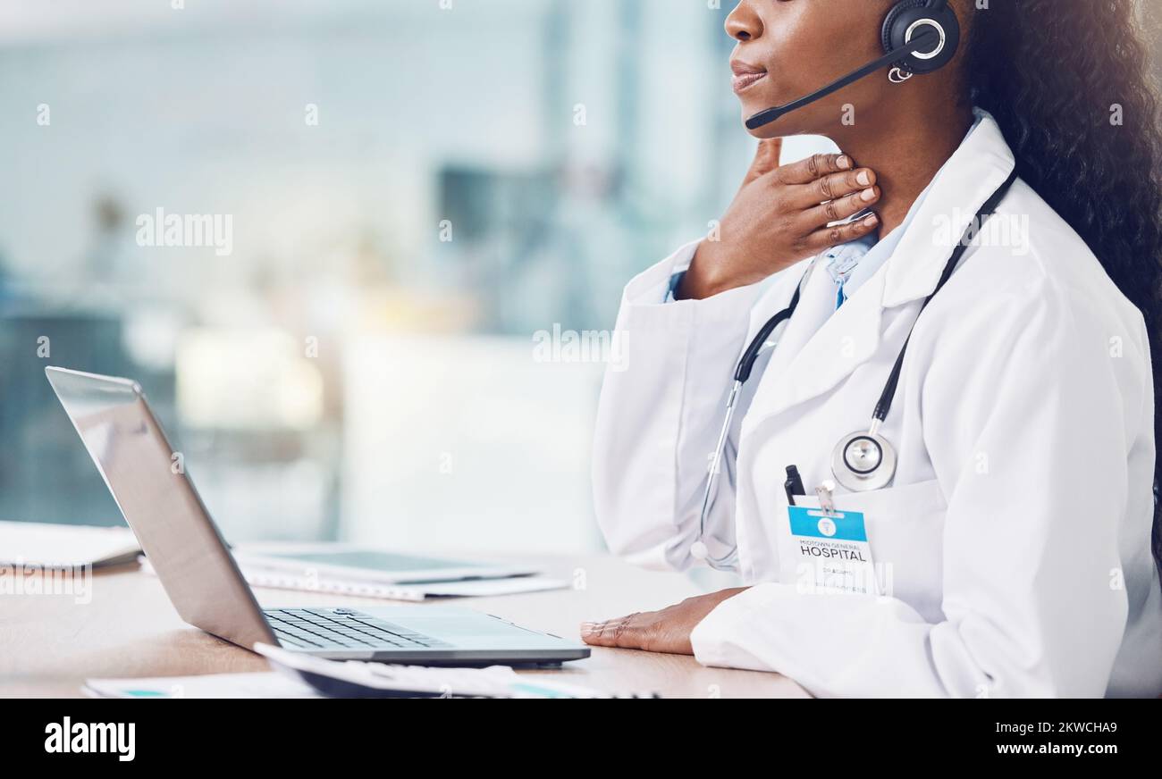 Gesundheitswesen, Videoanruf und eine ärztliche Beratung online. Kommunikation, Technologie und Innovation, eine schwarze Frau oder medizinische Fachkraft, die Laptop und verwendet Stockfoto