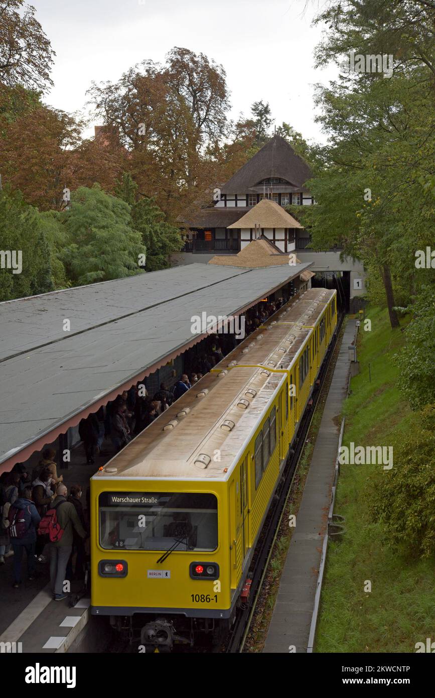 Der strohgedeckte U-Bahn-Bahnhof am Dahlem-Dorf, Linie 3, Berlin U-Bahn, Deutschland Stockfoto