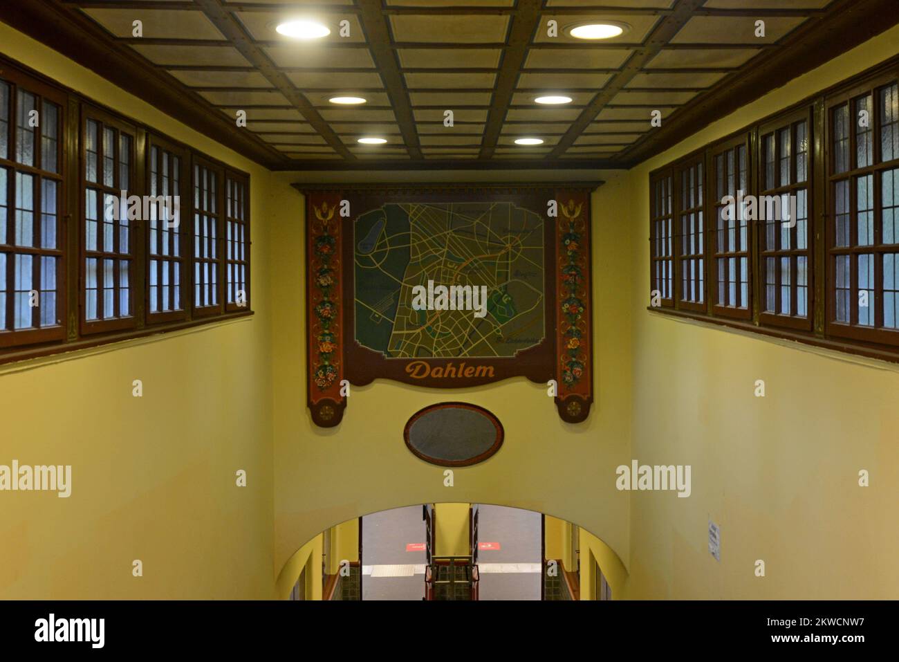 Der strohgedeckte U-Bahn-Bahnhof am Dahlem-Dorf, Linie 3, Berlin U-Bahn, Deutschland Stockfoto