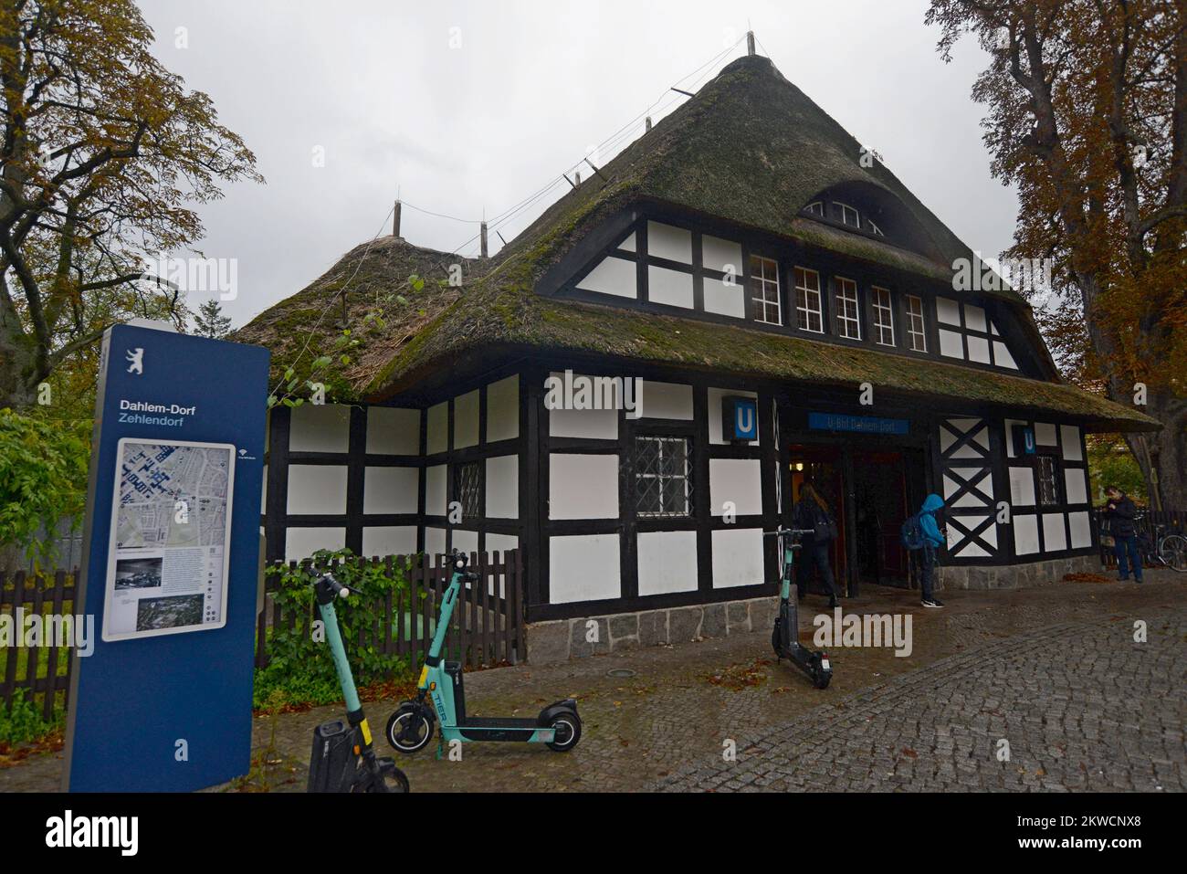 Der strohgedeckte U-Bahn-Bahnhof am Dahlem-Dorf, Linie 3, Berlin U-Bahn, Deutschland Stockfoto
