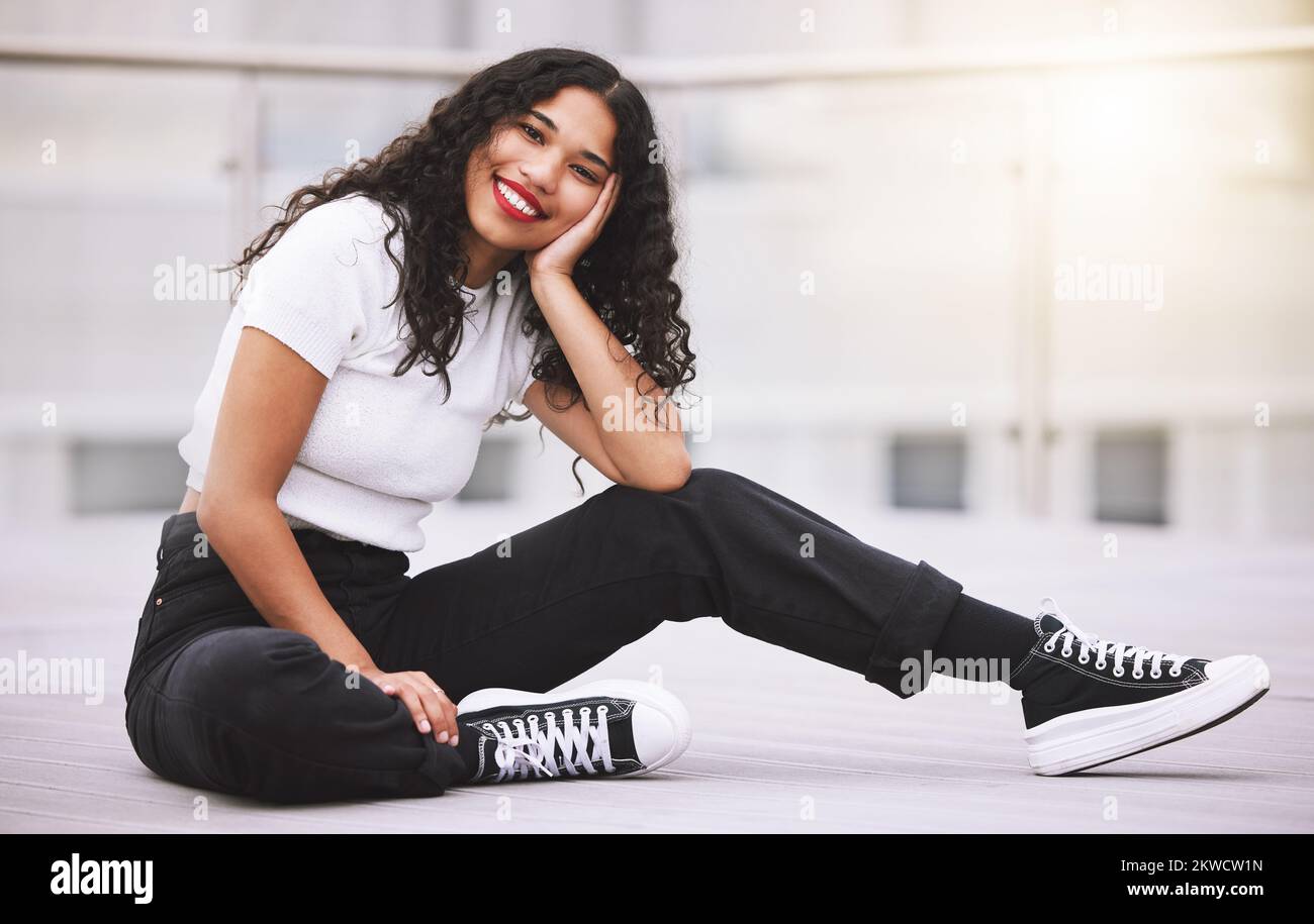 Modestil und Frauen entspannen sich, sitzen auf einem Balkon mit Blick auf die Stadt, entspannen draußen und lächeln. Fröhliche, sorgenfreie und trendige Frau, Sommerspaß allein Stockfoto