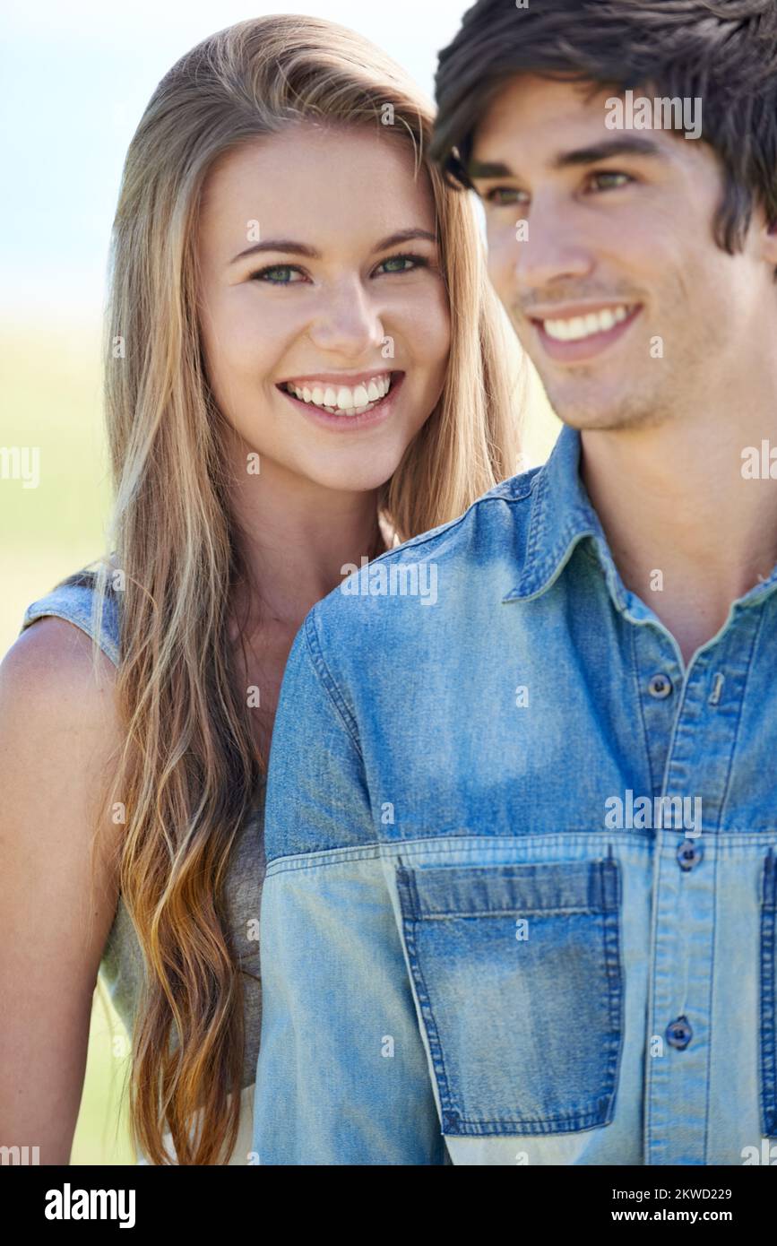 Ahhhhh, junge Liebe. Ein junges Paar, das gemeinsam einen schönen Tag im Freien genießt. Stockfoto