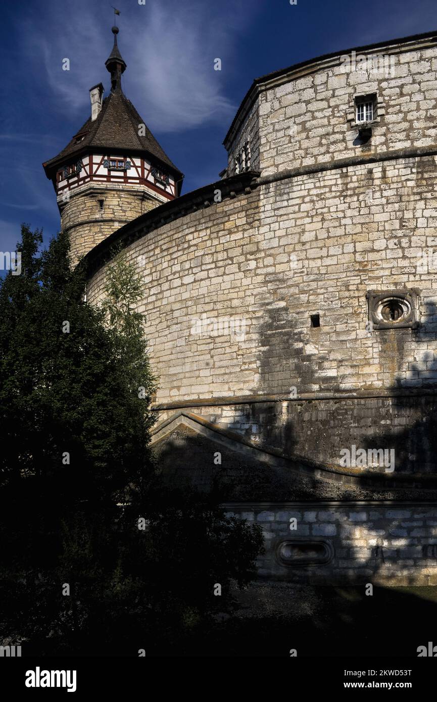 Das Münster in Schaffhausen, Nordschweiz, ein imposanter, kreisförmiger Designsprung aus dem 16.. Jahrhundert von mittelalterlichen Burgen zu modernen Artilleriefestungen, beruhte wahrscheinlich auf Plänen des deutschen Renaissance-Künstlers Albrecht Dürer (1471-1528). Seit seiner Errichtung im Jahr 1589 läutet ein Wachmann, der im Turm lebt, jede Nacht eine Glocke, ursprünglich um die Schließung der Tore und Gasthäuser der Stadt zu signalisieren Stockfoto