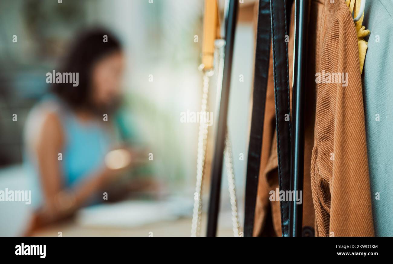 Modische Kleidung, Kleiderschrank und Boutique-Kollektion, die mit Designern, Stylisten und Frauen, die im Hintergrund arbeiten, an der Schiene hängen Stockfoto