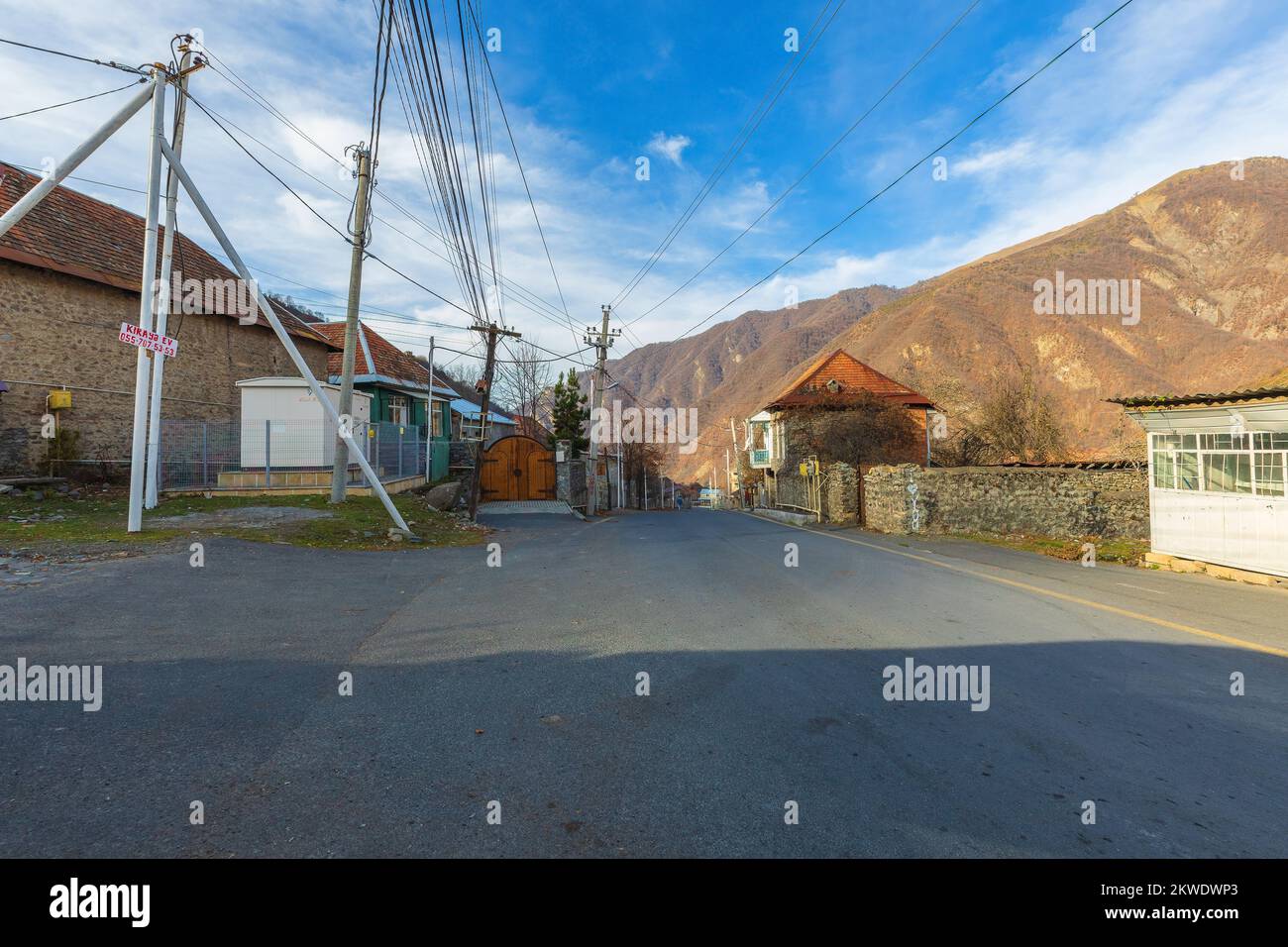 Aserbaidschan, Qax 12, 2022: Kleine Straßen im Dorf Gakh Stockfoto
