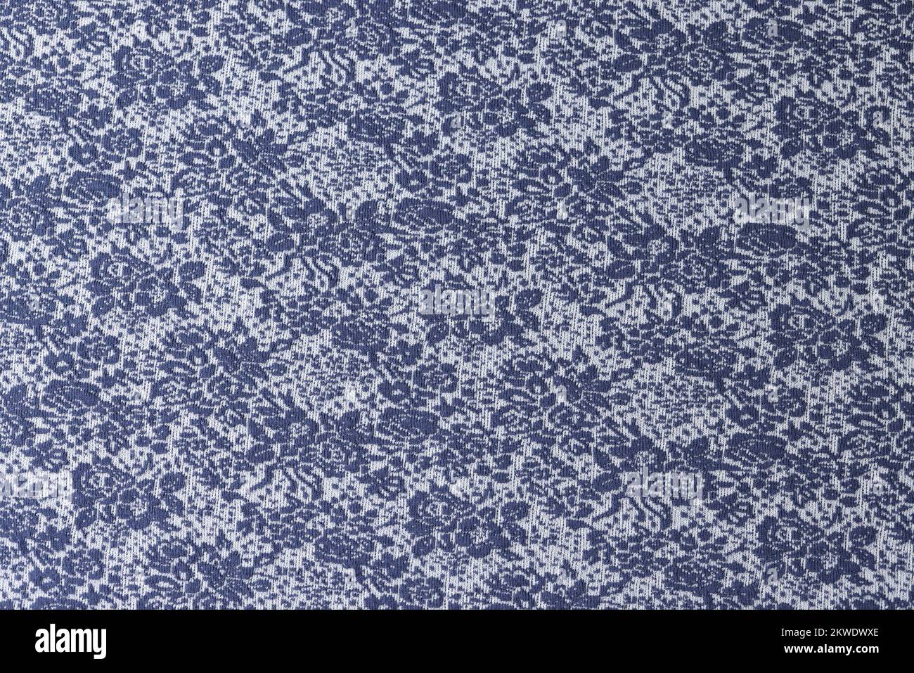 Blau-weißer Stoff mit Blumenverzierung im Nahbereich. Stockfoto