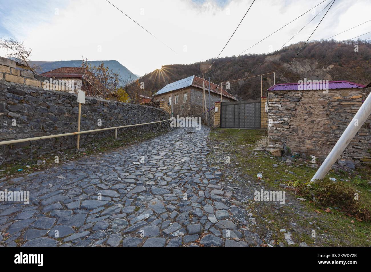 Aserbaidschan, Qax 12, 2022: Kleine Straßen im Dorf Gakh Stockfoto