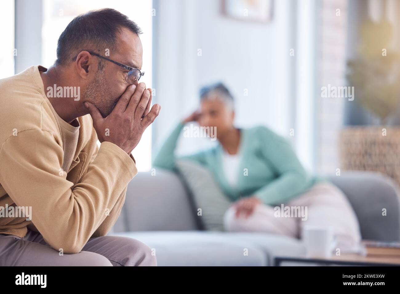 Denken, Scheidung und altes Paar mit finanziellen Problemen, Geldproblemen oder Streit um Hypothekenrechnungen zu Hause. Scheidung, Depression oder frustriertes Alter Stockfoto