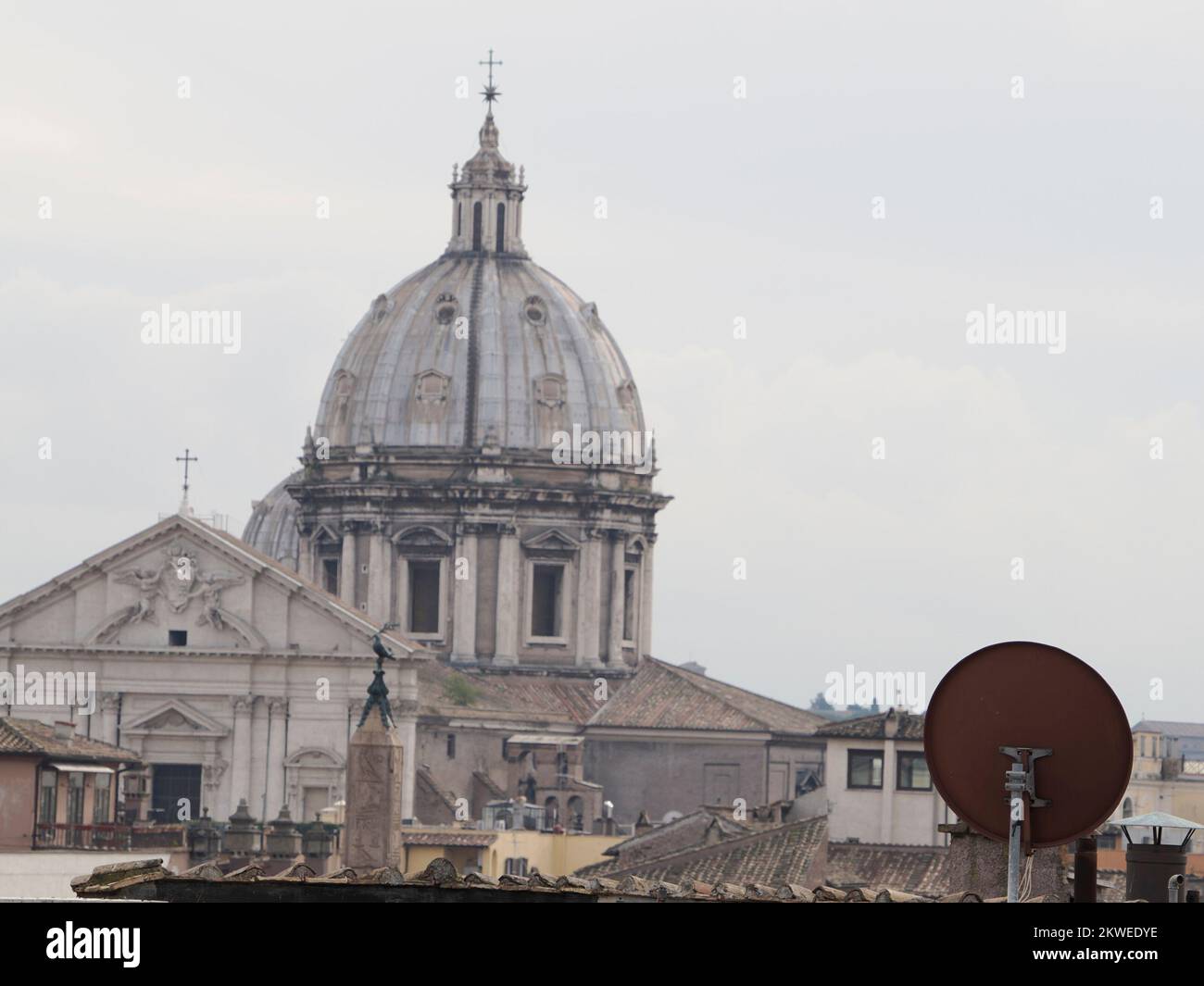dach und Kirchenkuppel, Stadtdach, Panoramaaussicht, Satelliten- und Fernsehantenne Stockfoto