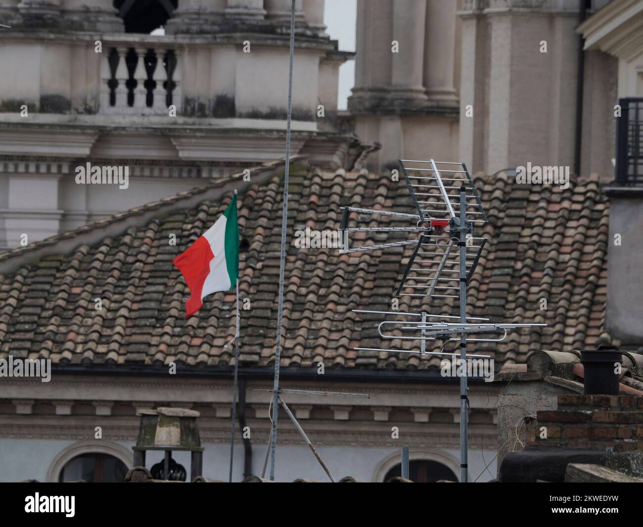 dach und Kirchenkuppel, Stadtdach, Panoramaaussicht, Satelliten- und Fernsehantenne Stockfoto