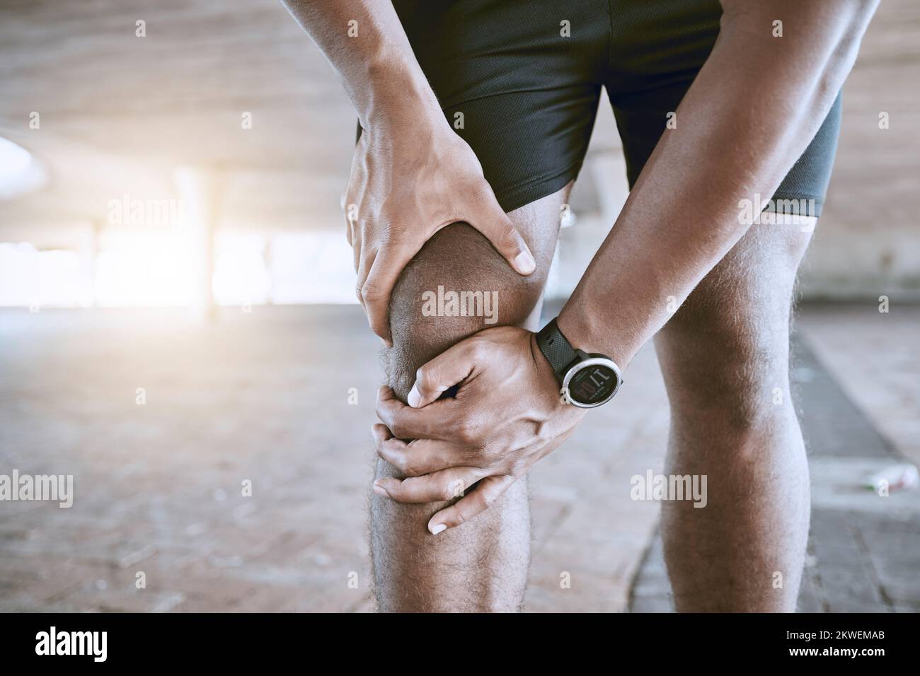 Sportler, Läufer und Verletzung von Knie oder Muskeln für Fitness, Wellness und Gesundheit Person. Laufen, Training und Training Experte leiden unter medizinischen Beinschmerzen Stockfoto