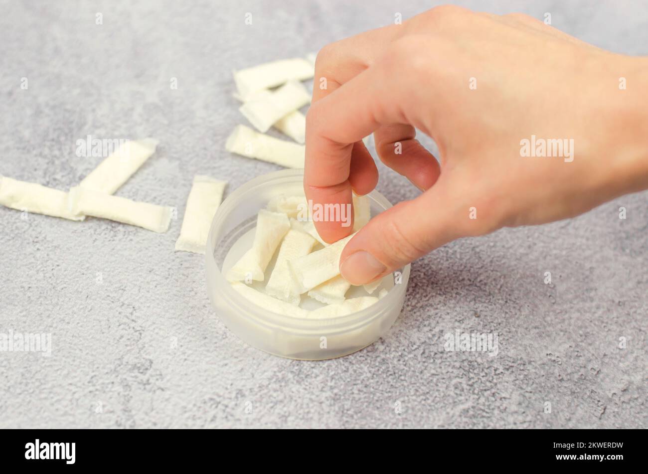 Die Hand einer Frau nimmt schwedische Schnecken aus einer Schachtel, Nahaufnahme Stockfoto