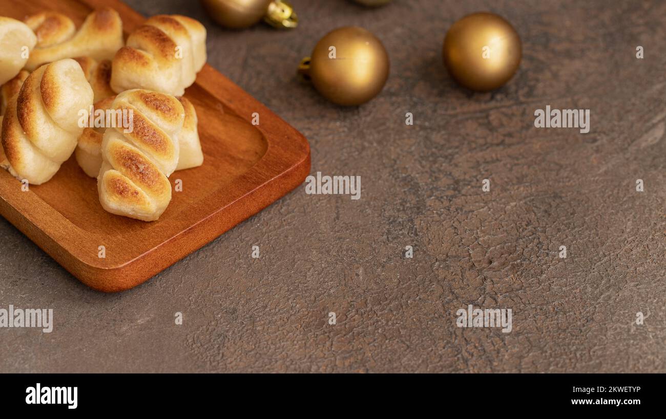 Figuritas de mazapan, spanisches Xmas Marzipan süß mit weihnachtsdekoration. Traditioneller Genuss während der Winterferien in Spanien. Stockfoto