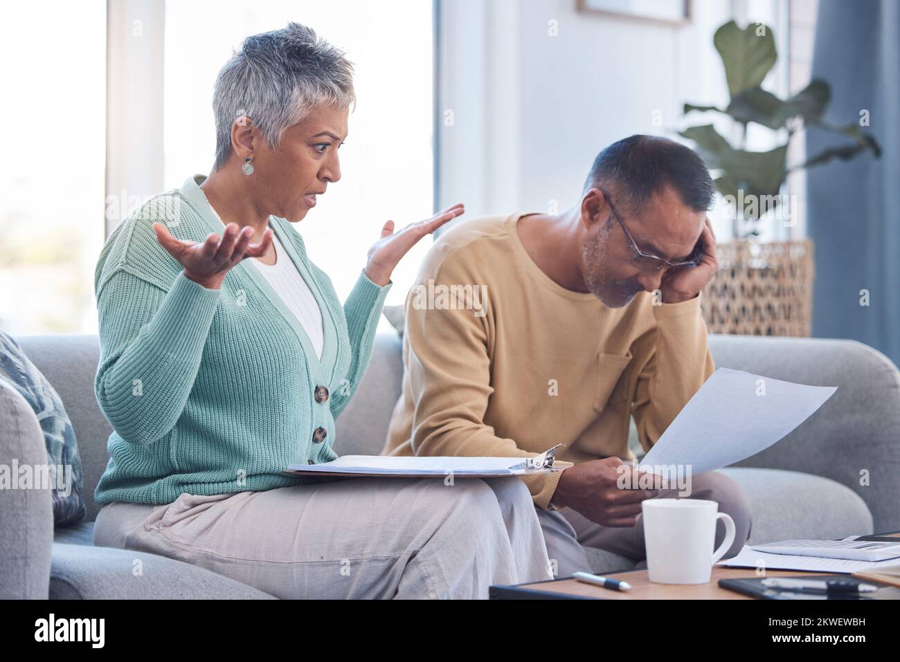 Verbinden Sie Stress, Frustration und Probleme mit Papierkram für Lebensversicherungen oder Pensionsfonds, Ärger und Streit über Geldprobleme und Finanzkrise Stockfoto