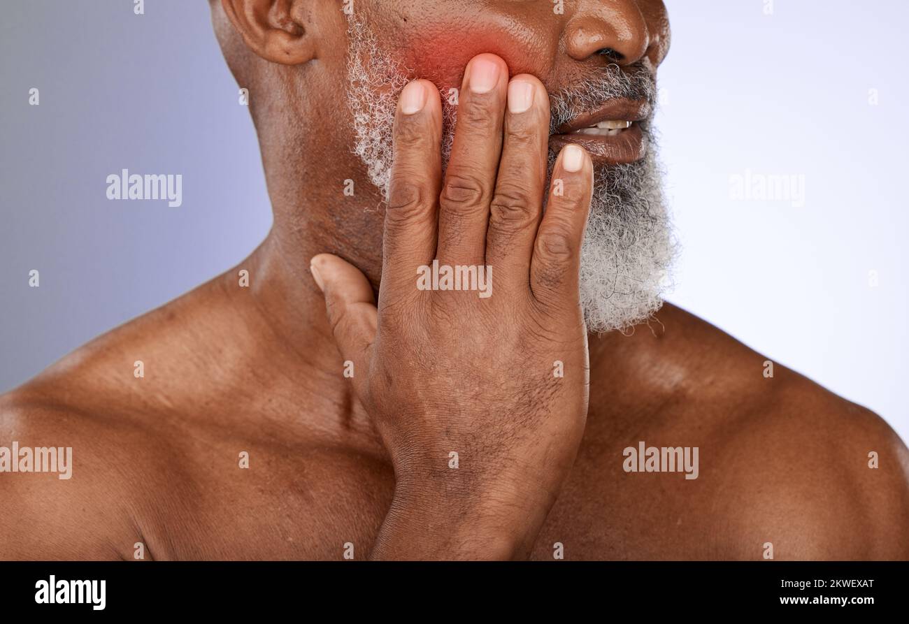 Älterer Mann mit Wangenschmerzen im Studio mit Zahnschmerzen, Krankheit oder Zahnproblemen im Mund. Kranker, schmerzhafter und alter Mann im Ruhestand mit Zähnen Stockfoto
