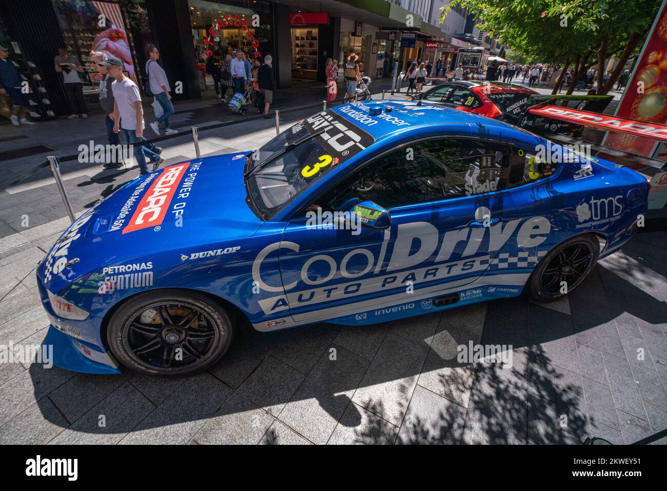 Adelaide, Australien. 30. November 2022 Eine Ausstellung von Holden und Ford Supercars in der Rundle Mall, Adelaide, die auf dem VALO Adelaide 500 in Reihe stehen werden. Eine Signierstunde von Autogrammjägern und Fans vor Beginn des Valo Adelaide 500, der am 1. Dezember beginnt. Kredit: amer Ghazzal/Alamy Live News Stockfoto