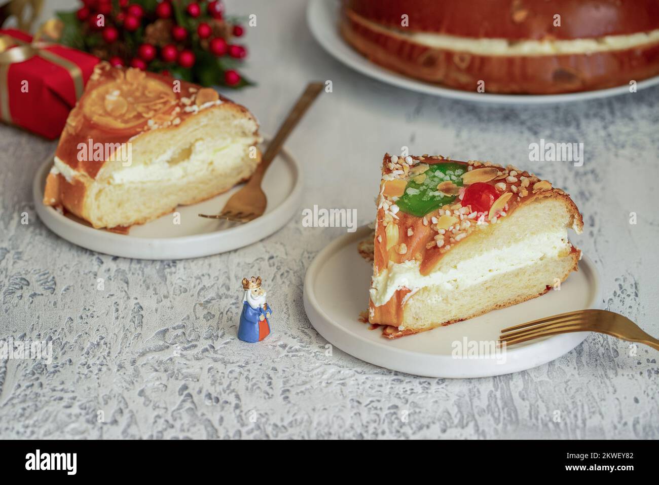 Roscon de reyes, Wüste, die in Spanien zur Feier von Epiphany oder Dia de Reyes Magos, Three Wise Men Day, gegessen wird. Spanische Weihnachtstradition Stockfoto