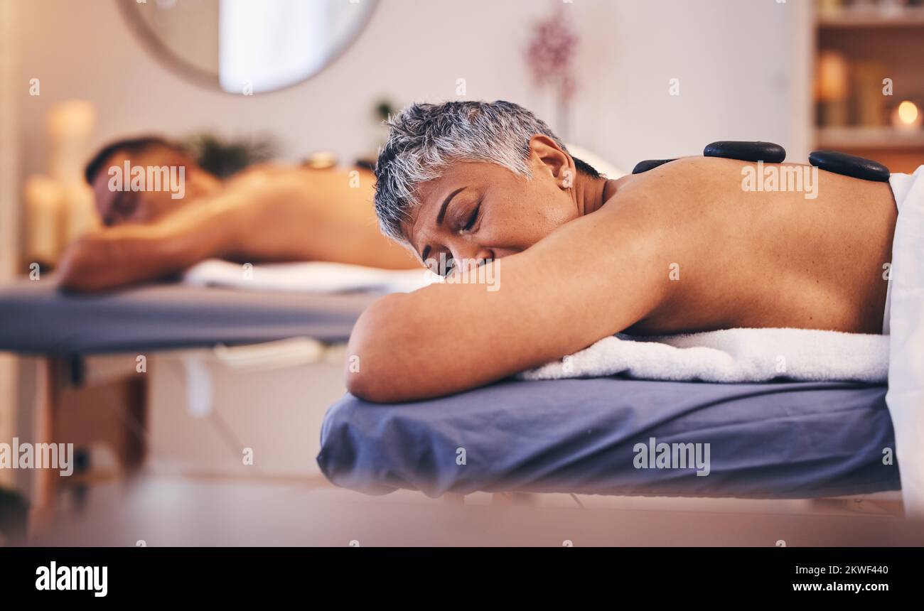 Spa, Ehepaar und Entspannungssteinmassage in Wellness, Luxus Zen Therapie und Hautpflege Schönheit. Seniorin, schlafender Mann und gesunder Körper Entgiftung für Frieden Stockfoto