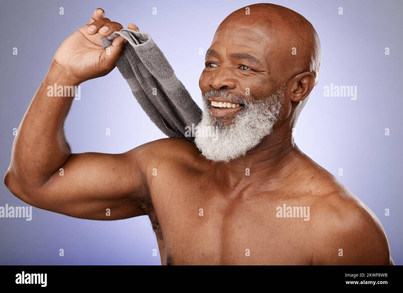 Dusche, Hygiene und Handtuch mit einem älteren schwarzen Mann im Studio auf lila Hintergrund für Reinigung oder Hautpflege. Gesundheit, Schönheit und Wellness mit einem reifen Stockfoto
