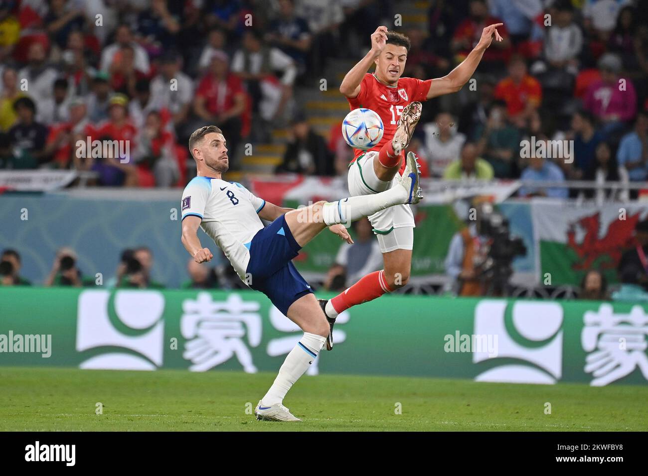 Doha, Katar. 29.. November 2022. Von links: Jordan HENDERSON (eng), Action, Duels gegen AMPADU Ethan (WAL) . Wales (WLS) - England (eng) 0-3 Gruppe Stage Group B am 29.11.2022, Ahmad bin Ali Stadium Fußball-Weltmeisterschaft 2022 in Katar ab 20,11. - 18.12.2022? Kredit: dpa/Alamy Live News Stockfoto