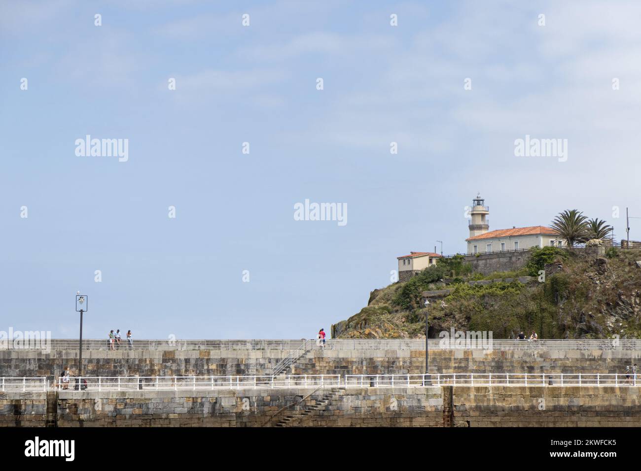 CUDILLERO, SPANIEN – 10. AUGUST 2021: Faro de Cudillero (Leuchtturm von Cudillero), Dorf Cudillero (alias Pixueto), Asturien, Spanien Stockfoto